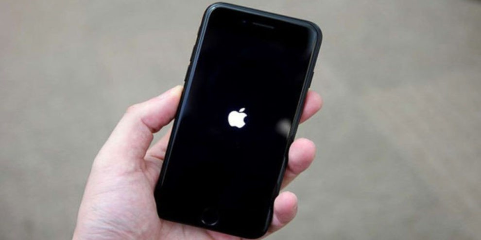 l-iphone-lampeggia-il-logo-apple-e-poi-diventa-schermo-nero-ecco-i